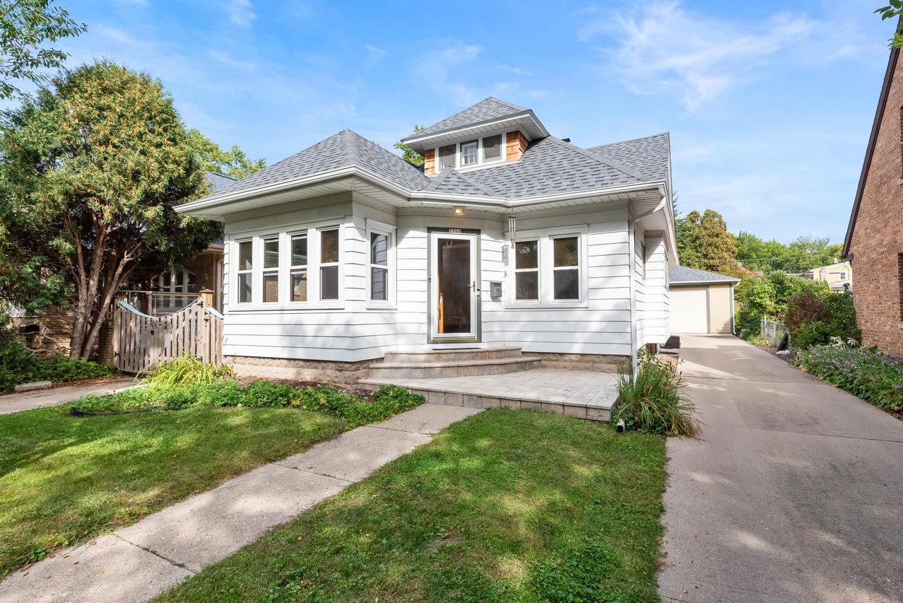 2560 N 65th St, Wauwatosa, WI 53213
