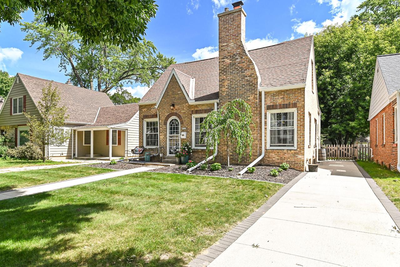 4848 N Elkhart Ave, Whitefish Bay, WI 53217