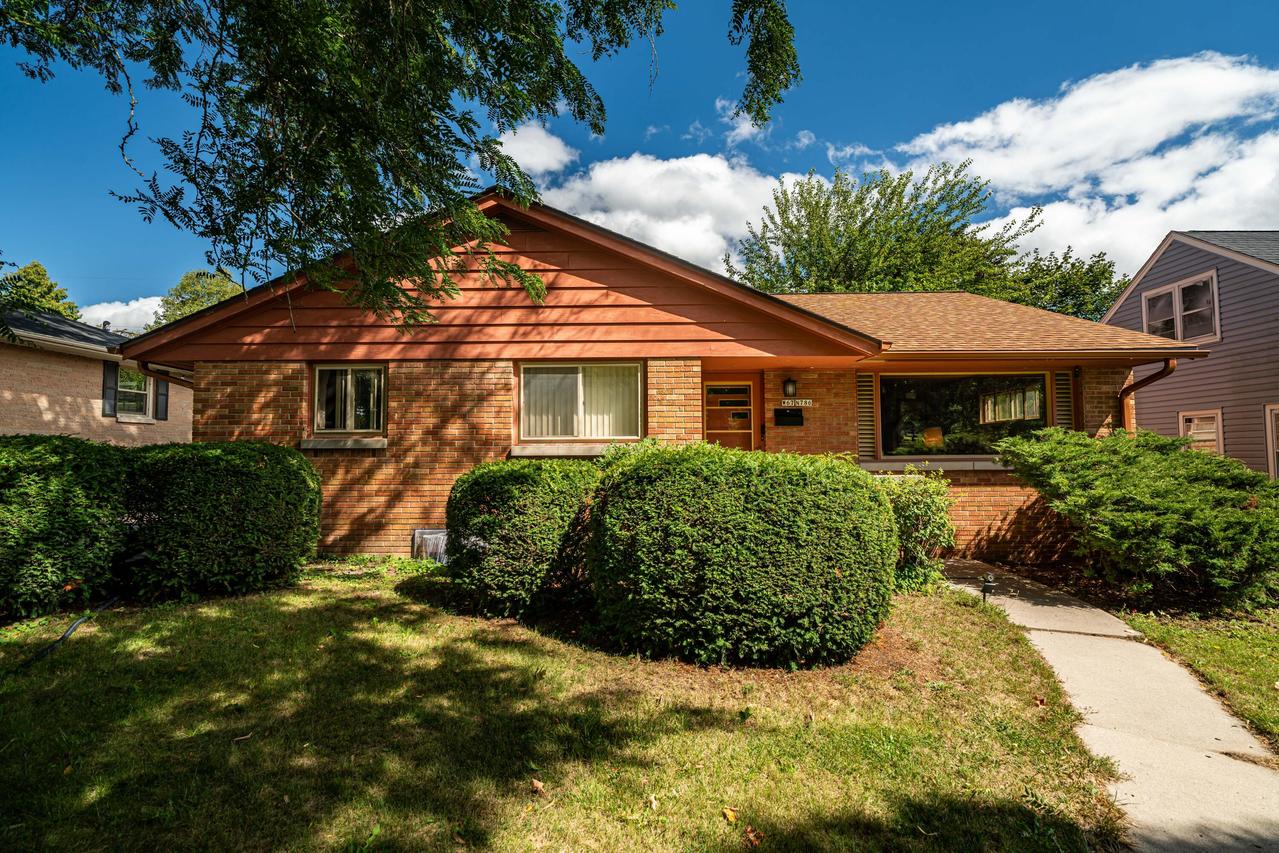W67N786 Evergreen Blvd, Cedarburg, WI 53012