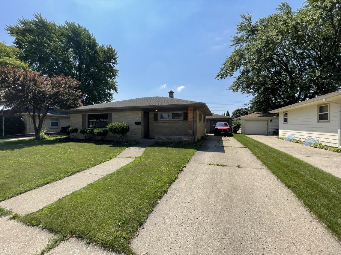 901 Saxony Dr, Racine, WI 53402