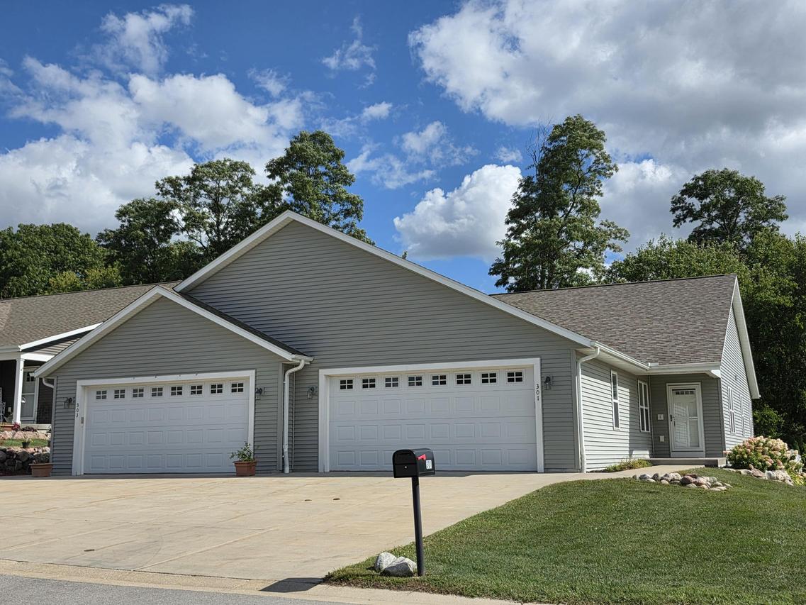 301 Creekside Ct, Watertown, WI 53098