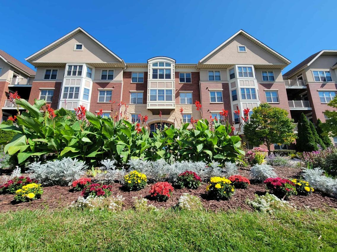 4110 S Lake Dr #431, Saint Francis, WI 53235