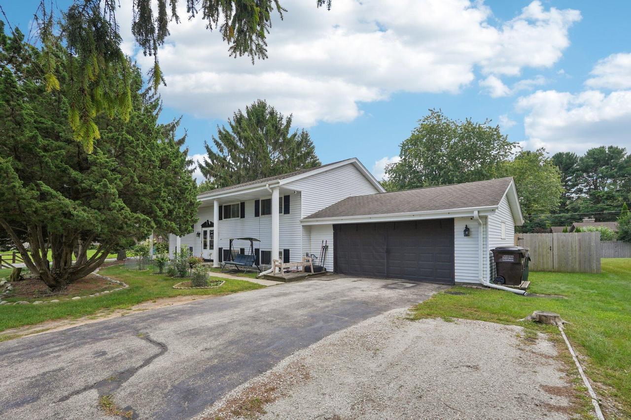 5217 Willowview Rd, Caledonia, WI 53402