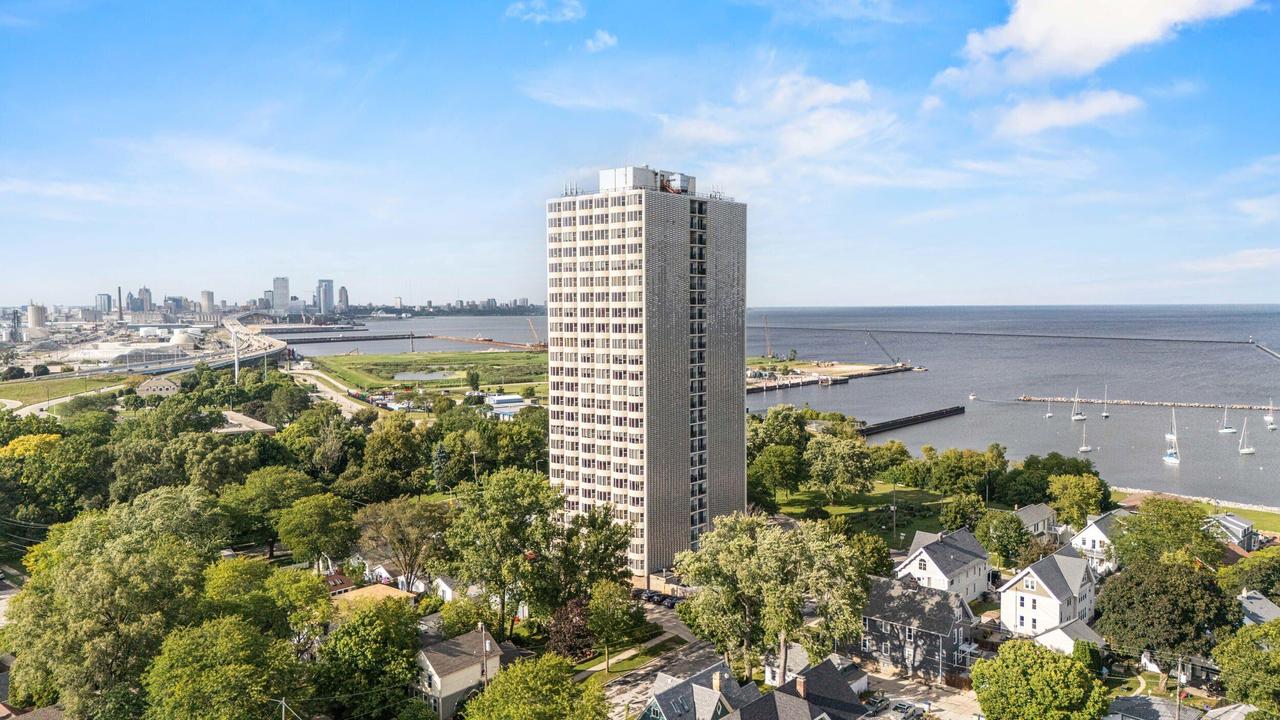 2525 S Shore Dr #14C, Milwaukee, WI 53207