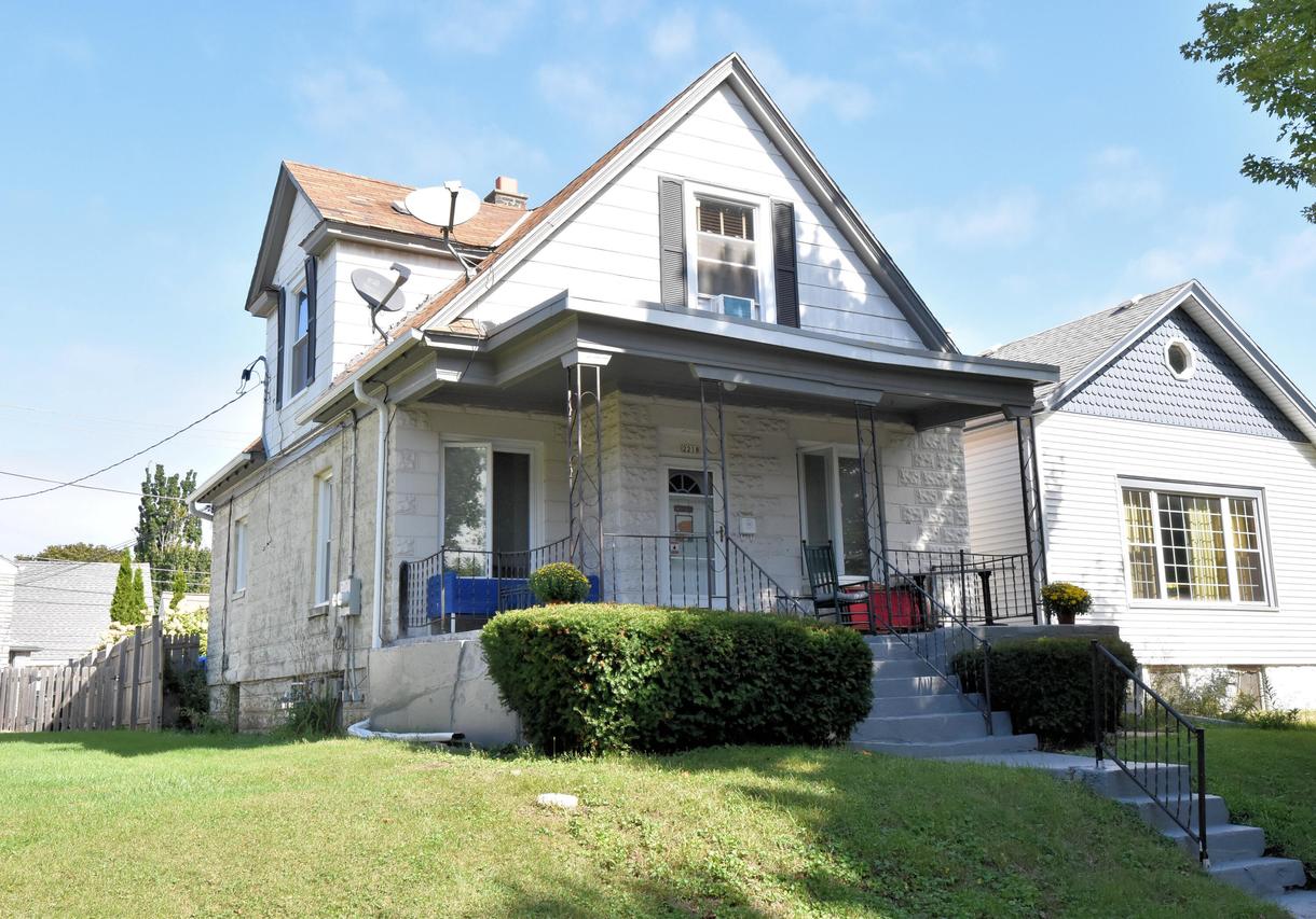 2218 E Eden Pl, Saint Francis, WI 53235