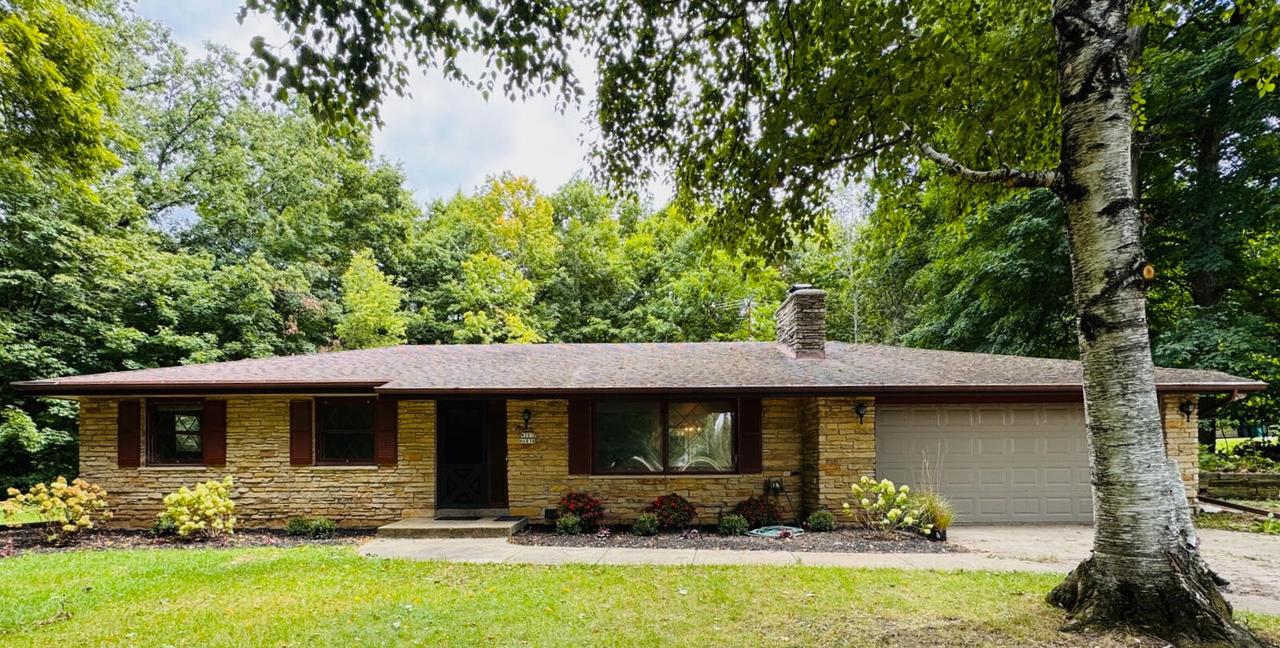 W207N6838 Flora Dr, Menomonee Falls, WI 53051