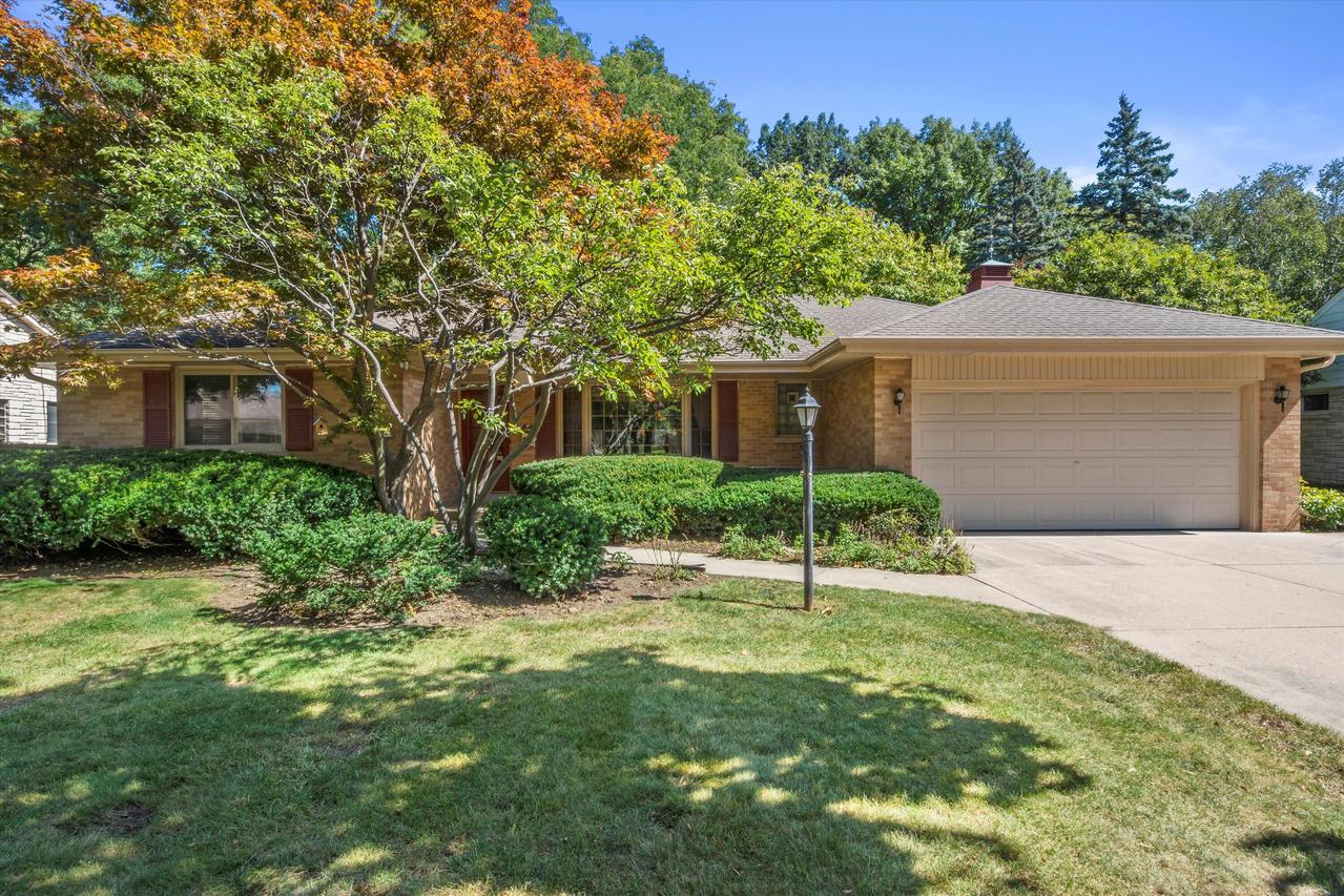 3046 S Stratton Dr, West Allis, WI 53219