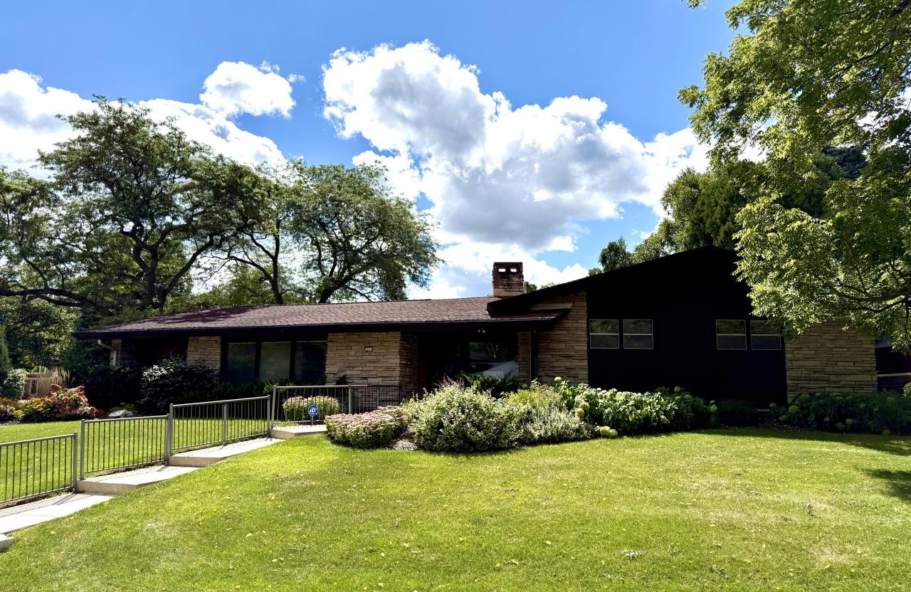 2201 W Acacia Rd, Glendale, WI 53209