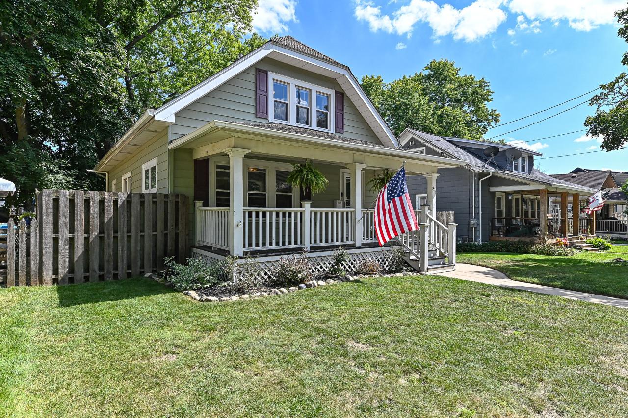 851 Perkins Ave, Waukesha, WI 53186