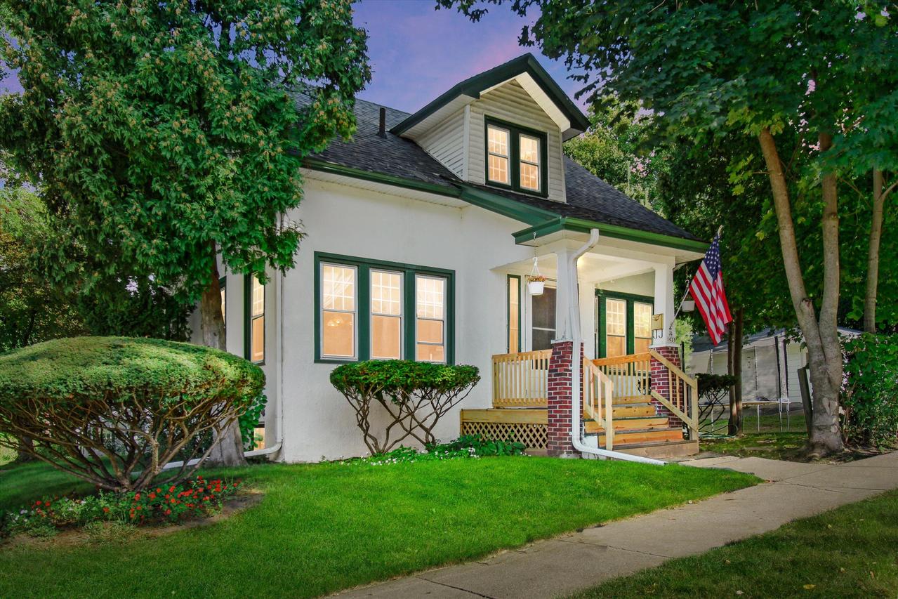 1028 N 70th St, Wauwatosa, WI 53213