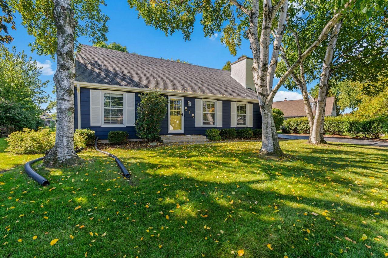 515 W Manor Cir, Bayside, WI 53217