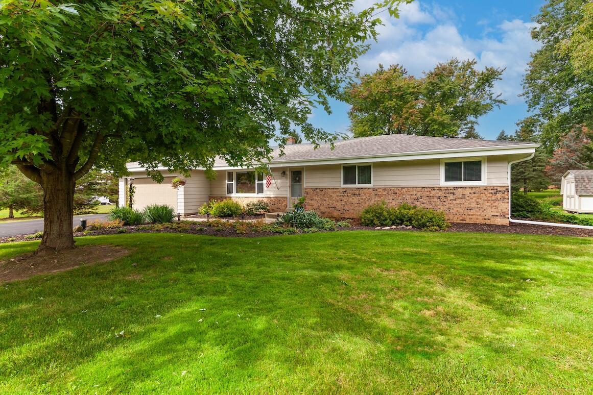 W332N5491 Solveson Dr, Merton, WI 53058