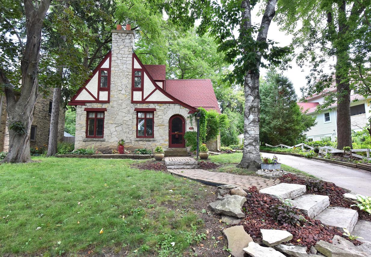 1624 N 69th St, Wauwatosa, WI 53213