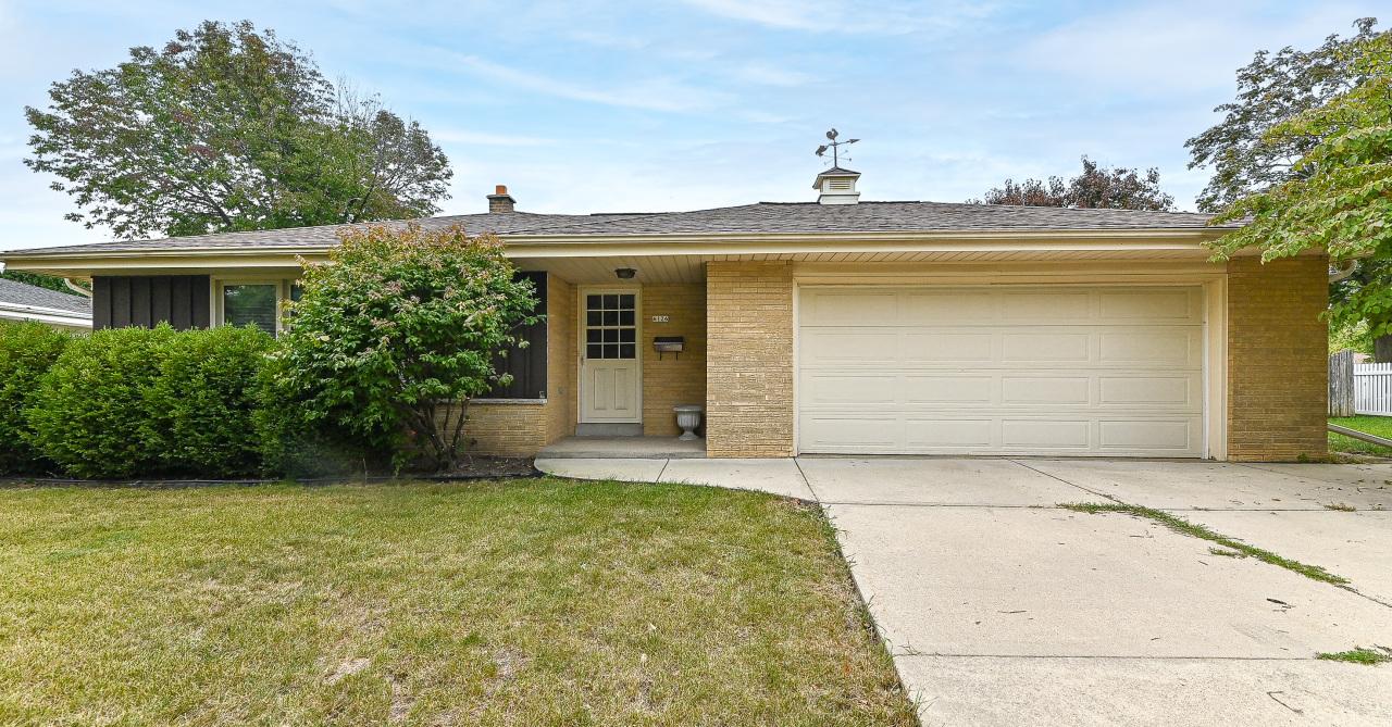 6126 Twin Oak Dr, Greendale, WI 53129