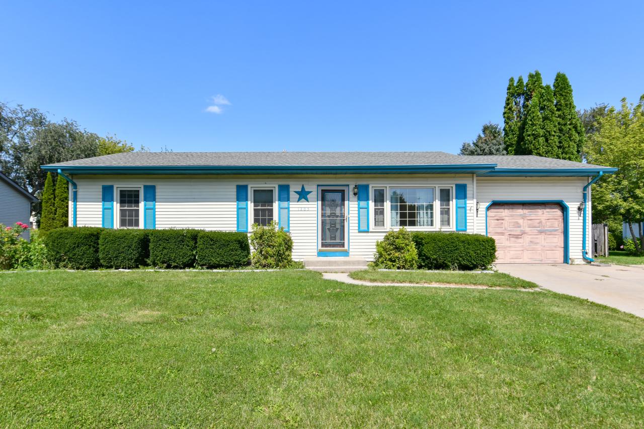 1205 Birchwood St, Delavan, WI 53115