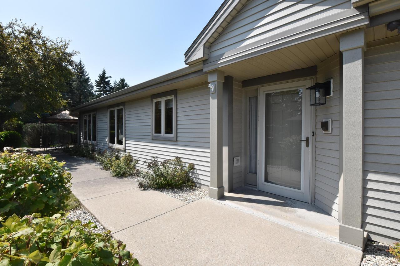 N80W17533 Robin Cir, Menomonee Falls, WI 53051