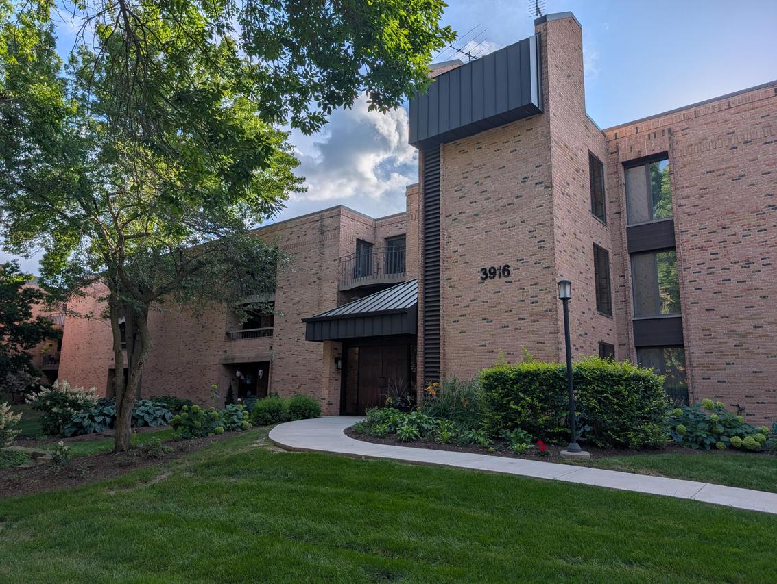 3916 N Oakland Ave #224, Shorewood, WI 53211