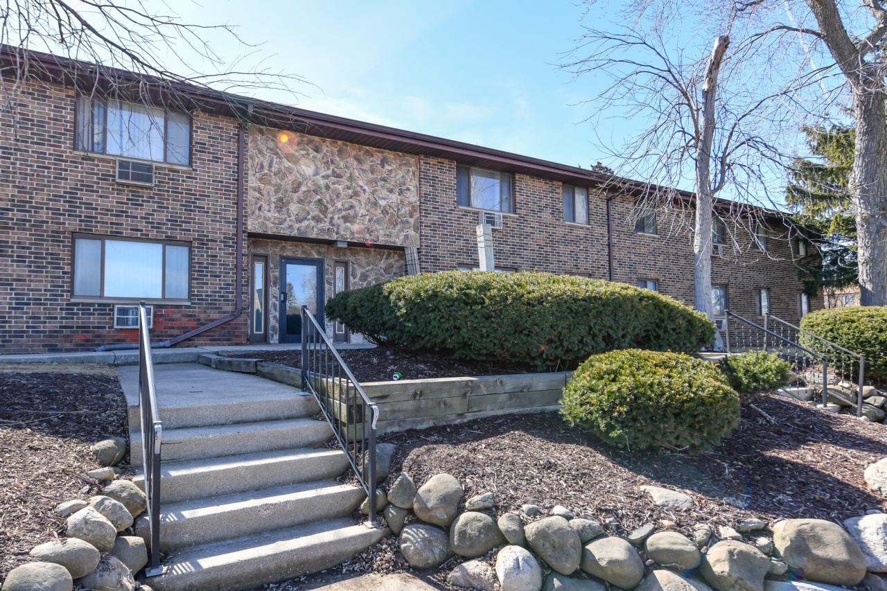 11513 W Brown Deer Rd, Milwaukee, WI 53224