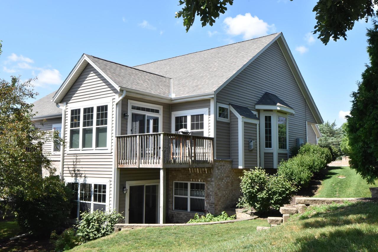 1109 High Pointe Knoll Cir., Waukesha, WI 53188