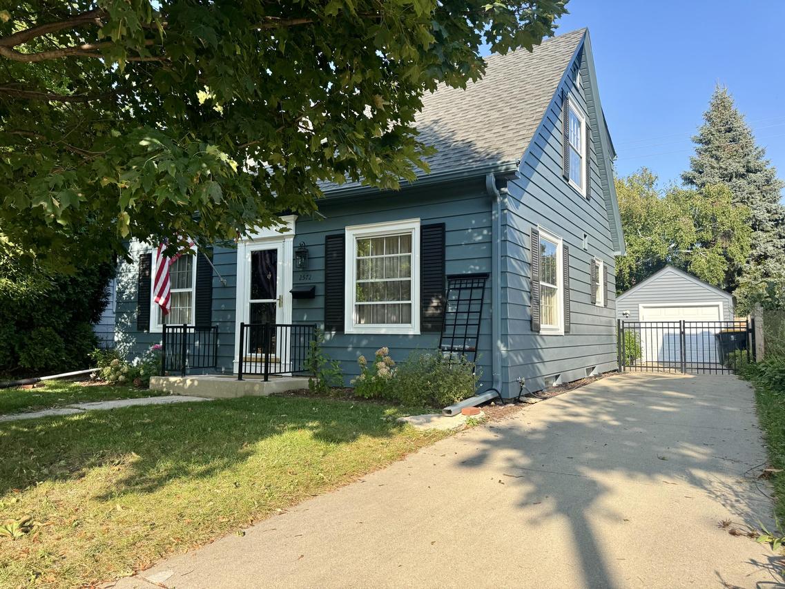 2572 N 73rd St, Wauwatosa, WI 53213