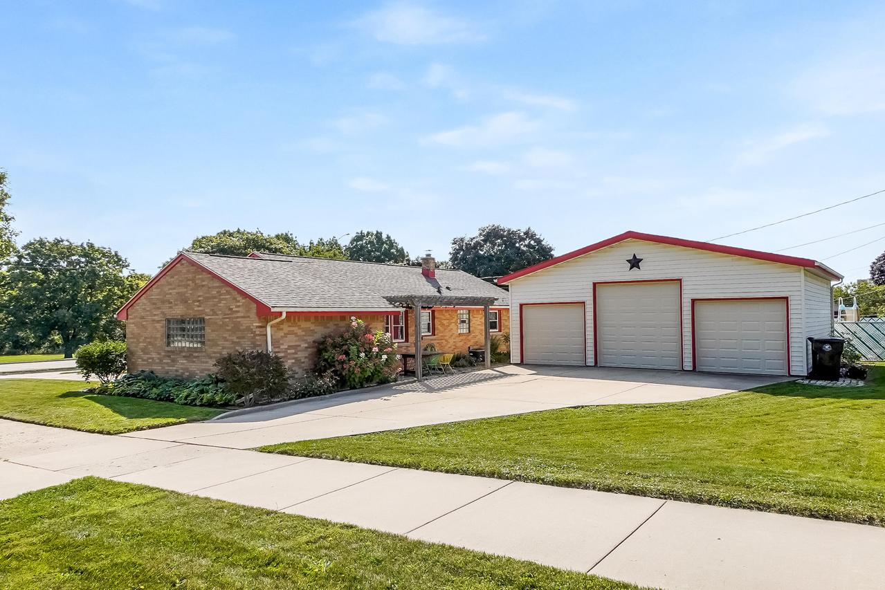 5803 S Lake Dr, Cudahy, WI 53110