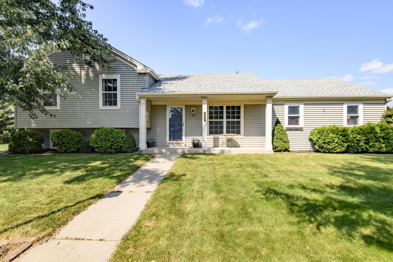 3000 Tanglewood Dr, Waukesha, WI 53189