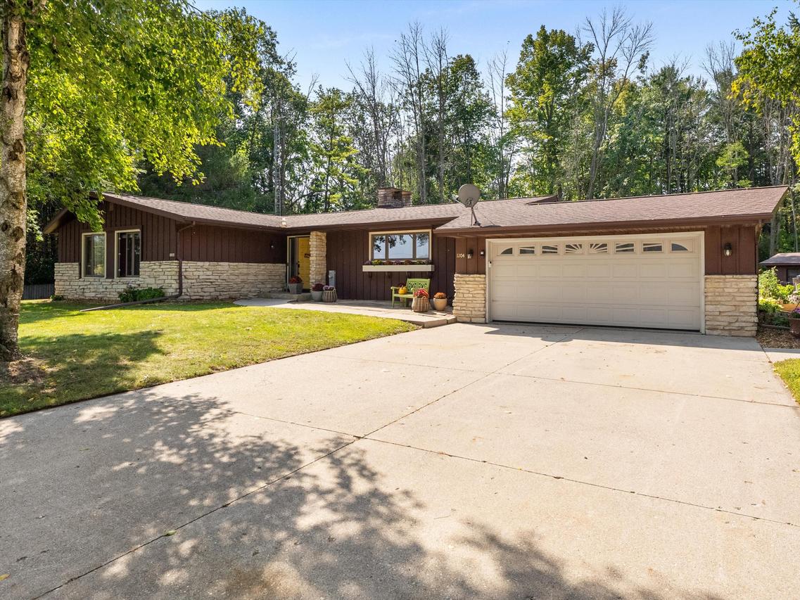 1204 Fleetwood Dr., Manitowoc, WI 54220