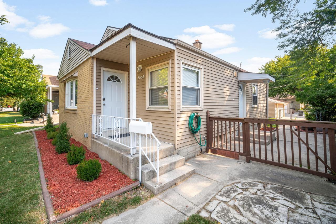 5564 N Mohawk Ave, Glendale, WI 53217