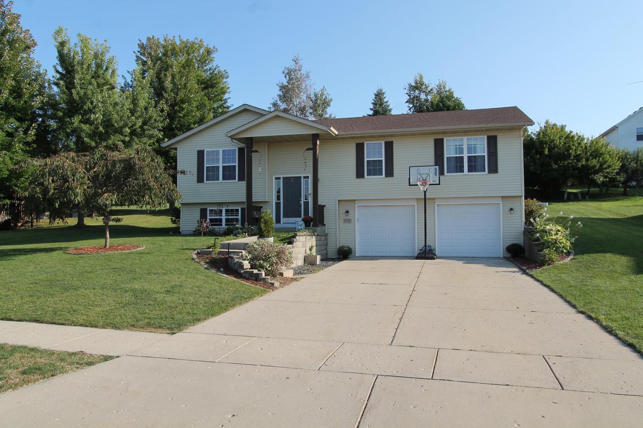 433 S Creek Dr, Elkhorn, WI 53121
