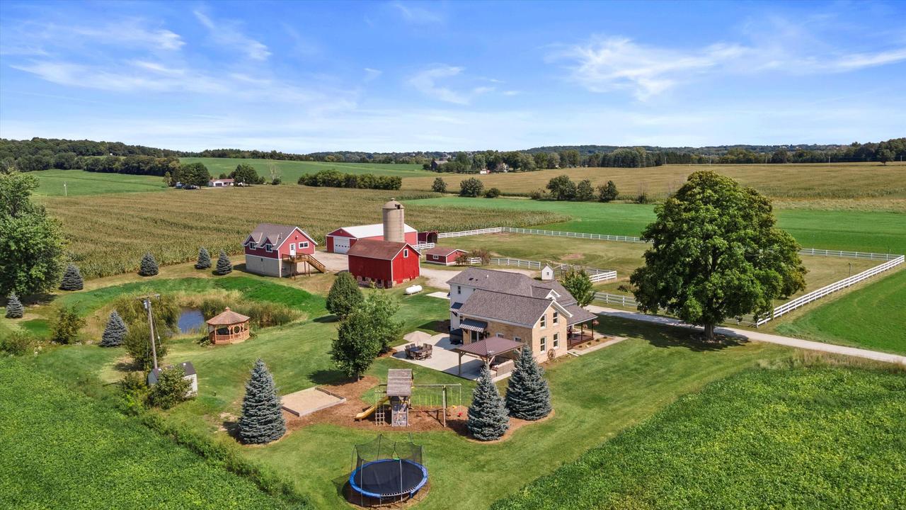 W2798 Evergreen Rd, Ashippun, WI 53036