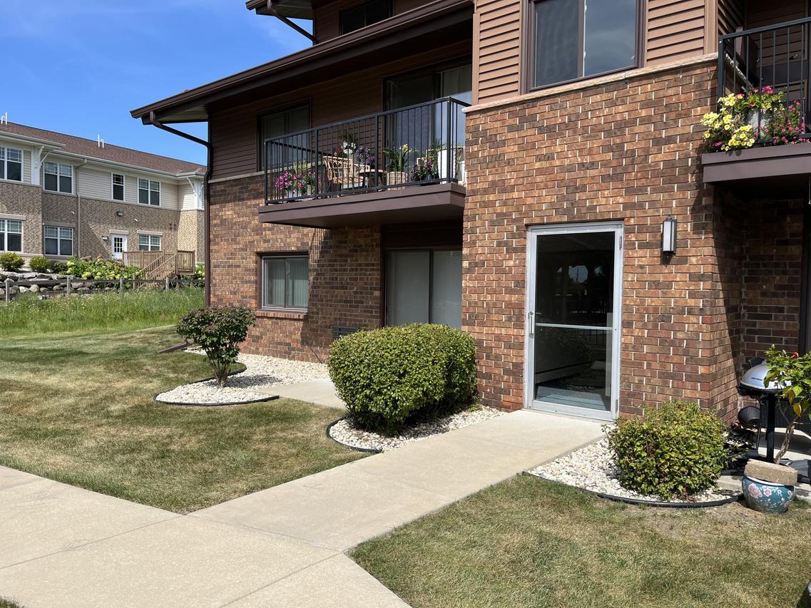 8560 W Waterford Ave #3, Greenfield, WI 53228