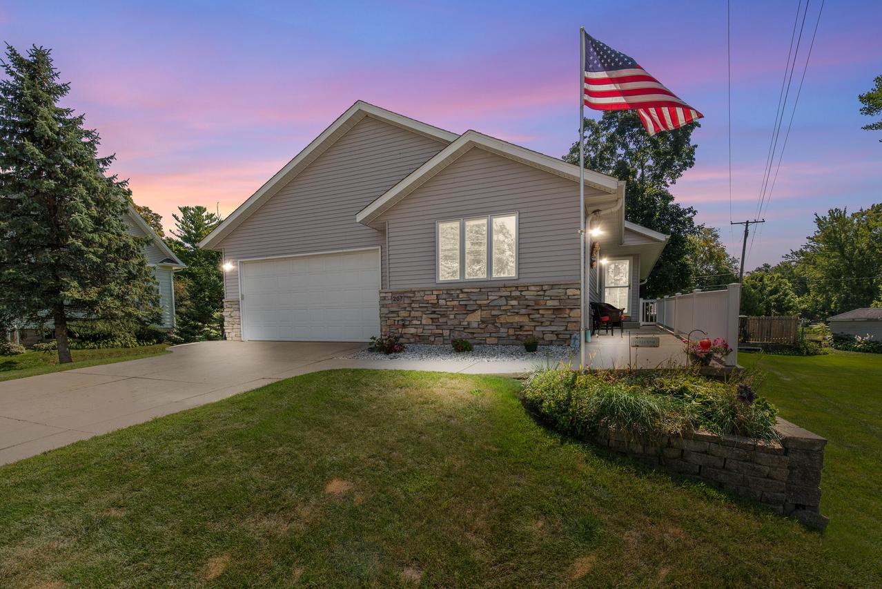 207 Park St, Theresa, WI 53091