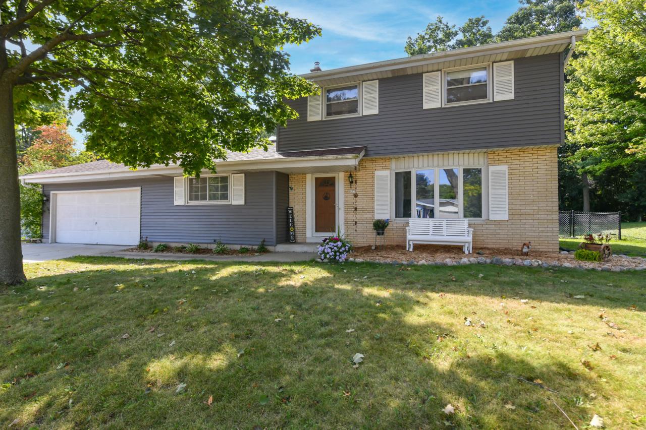 14375 W Rogers Dr, New Berlin, WI 53151