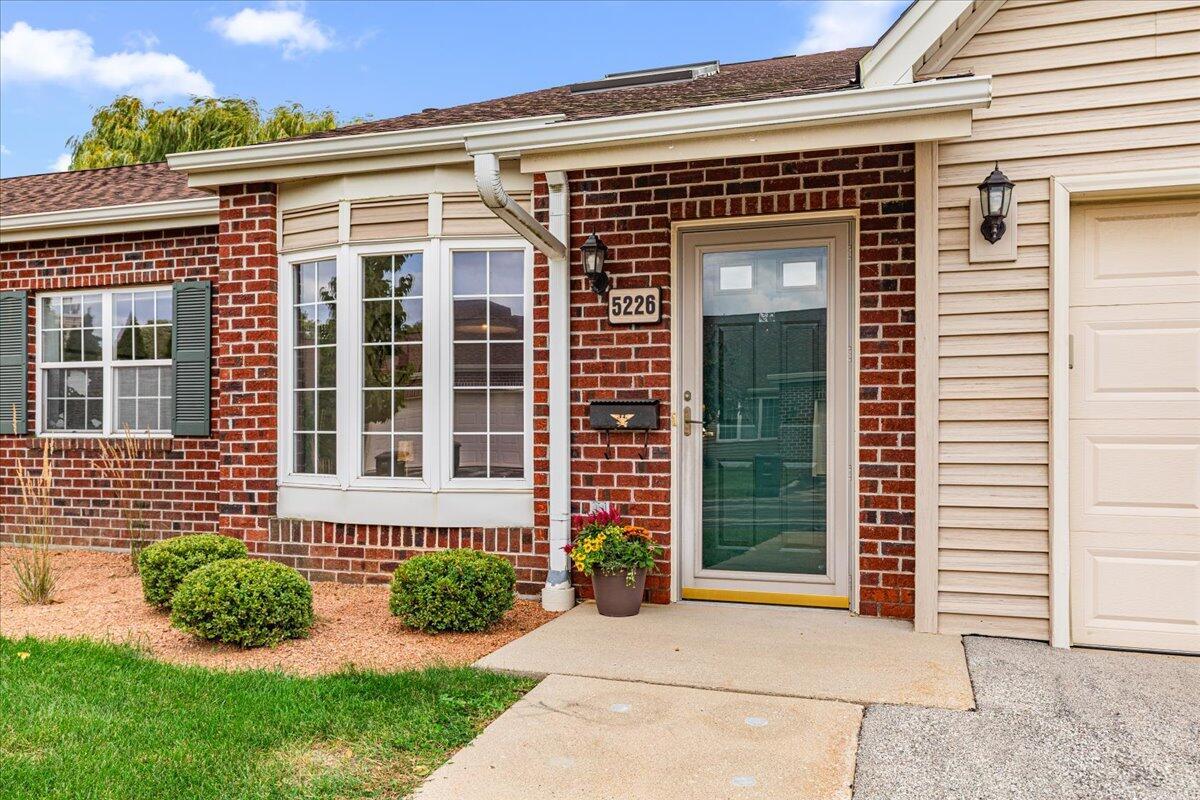 5226 S Hidden Dr, Greenfield, WI 53221