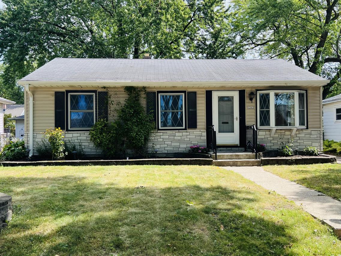 1202 S 107th St, West Allis, WI 53214