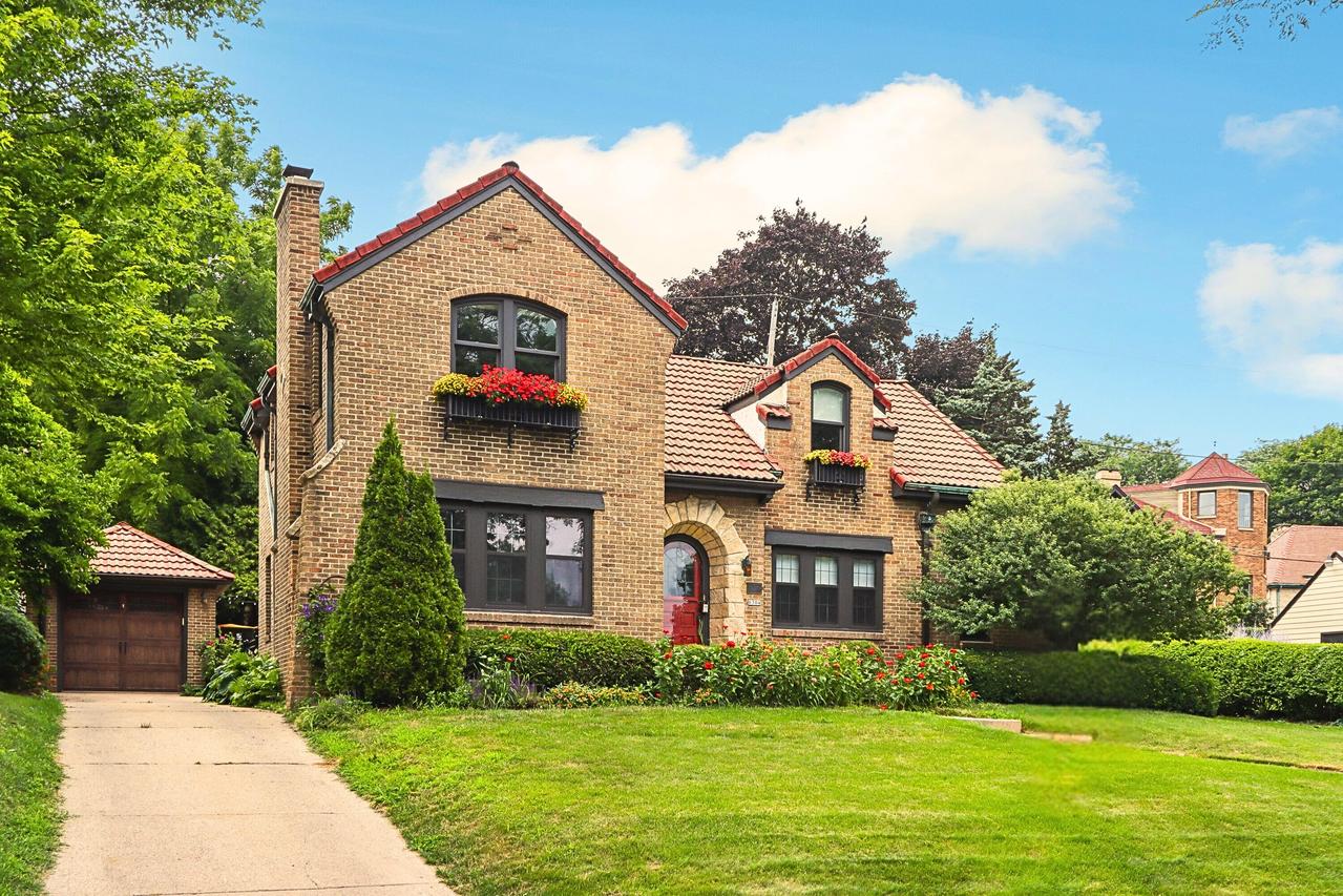 6304 Upper Pkwy, Wauwatosa, WI 53213
