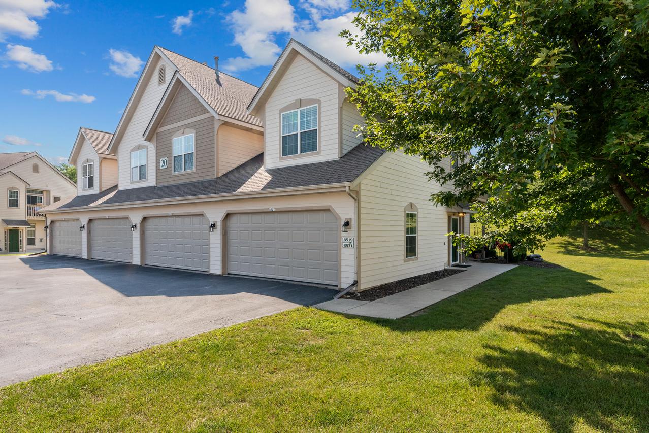 8521 S Stratford Rd #20, Oak Creek, WI 53154