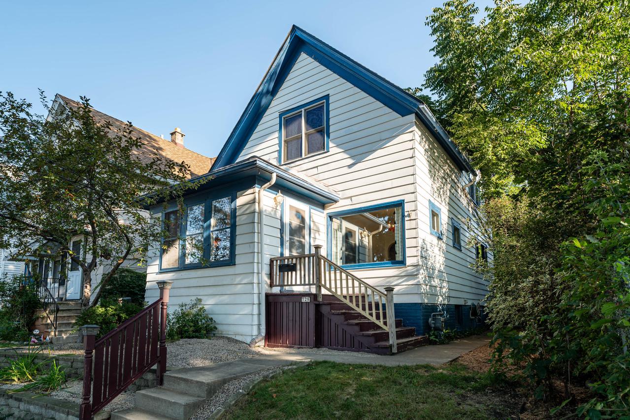 128 E Rosedale Ave, Milwaukee, WI 53207