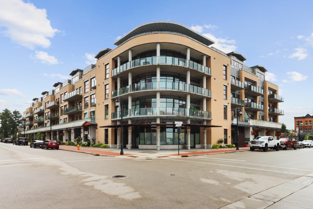 215 E Pleasant St #309, Oconomowoc, WI 53066