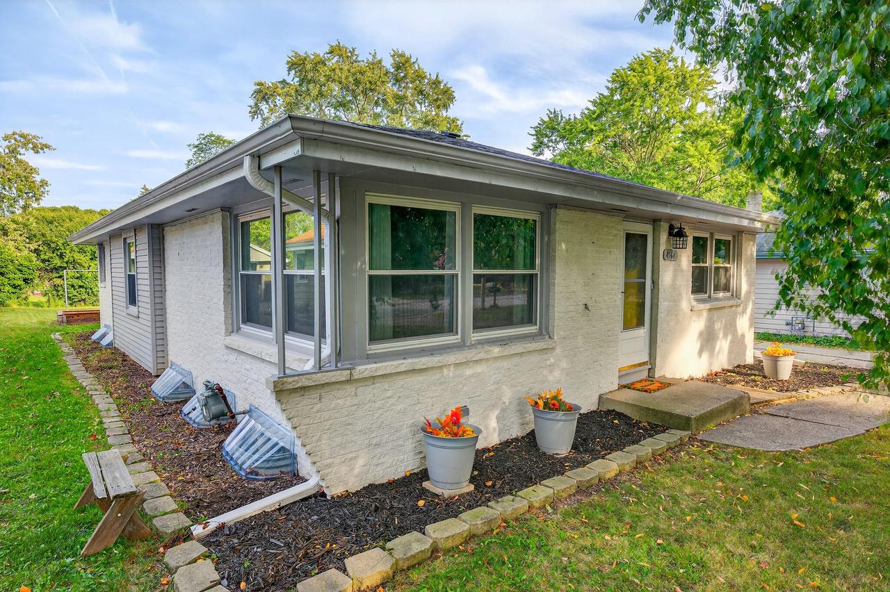 4564 N 101st St, Wauwatosa, WI 53225