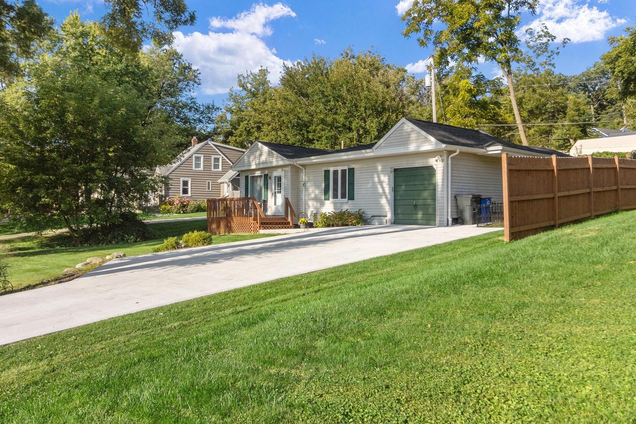 128 S Sunnyside Ct, Delavan, WI 53191