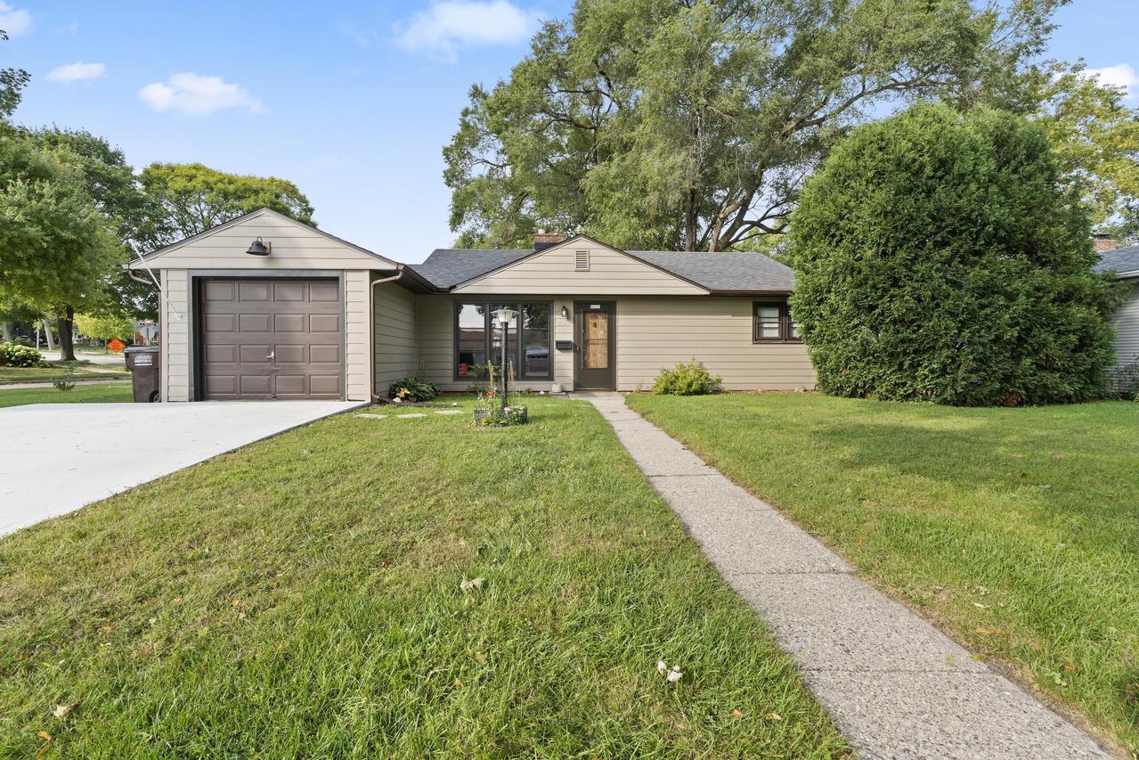 4023 S Hately Ave, Saint Francis, WI 53235
