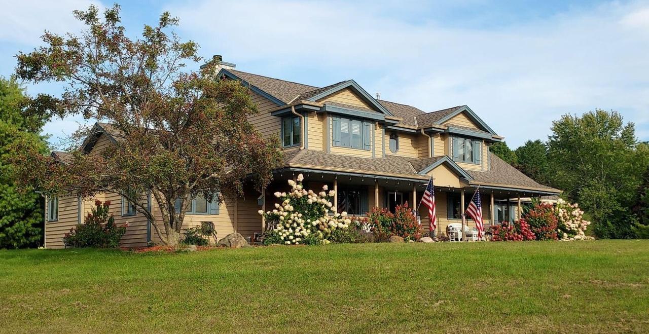 W249S6130 Deerfield Cir, Waukesha, WI 53189