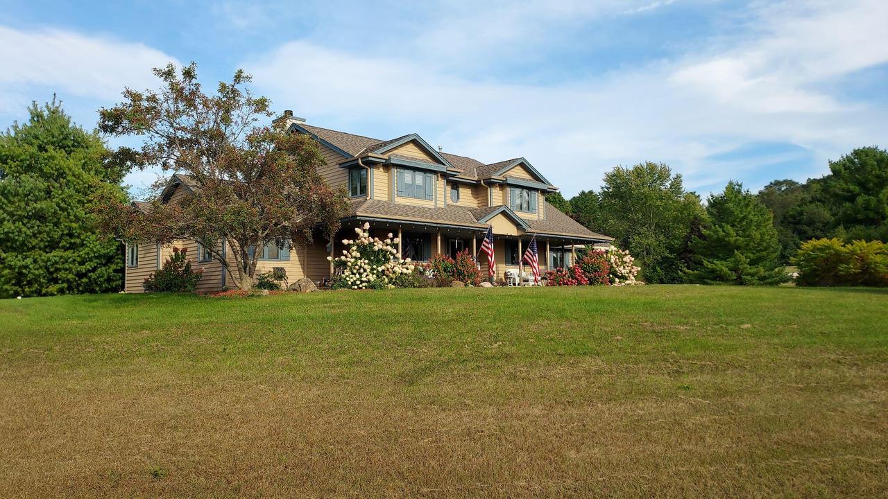 W249S6130 Deerfield Cir, Waukesha, WI 53189