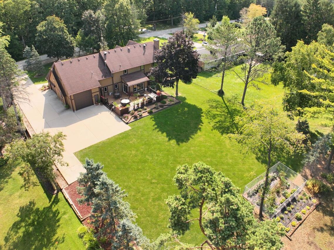 W148N7497 Woodland Dr, Menomonee Falls, WI 53051