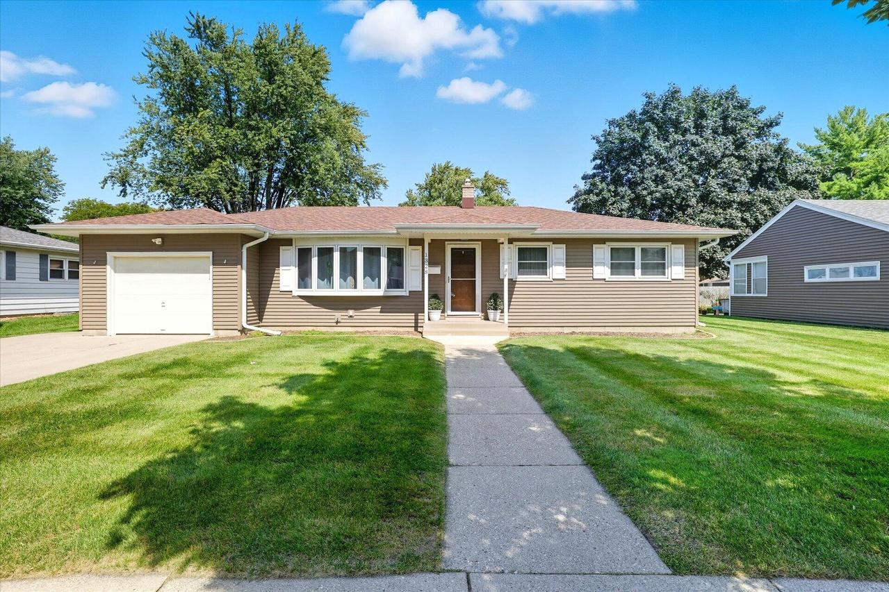 1328 Meadow Lark Ln, Waukesha, WI 53188