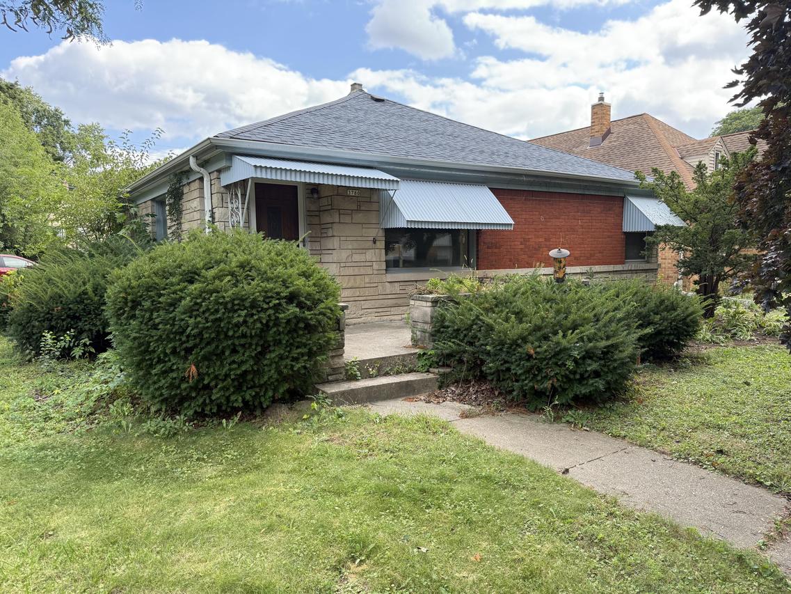 3780 N 101st St, Wauwatosa, WI 53222