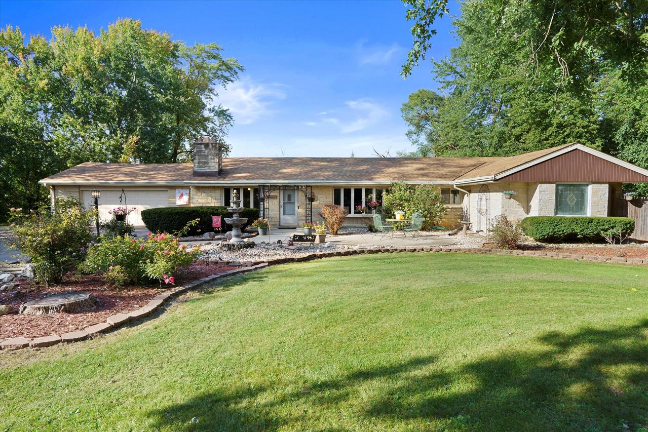 6120 W Lilly Ln, Mequon, WI 53092