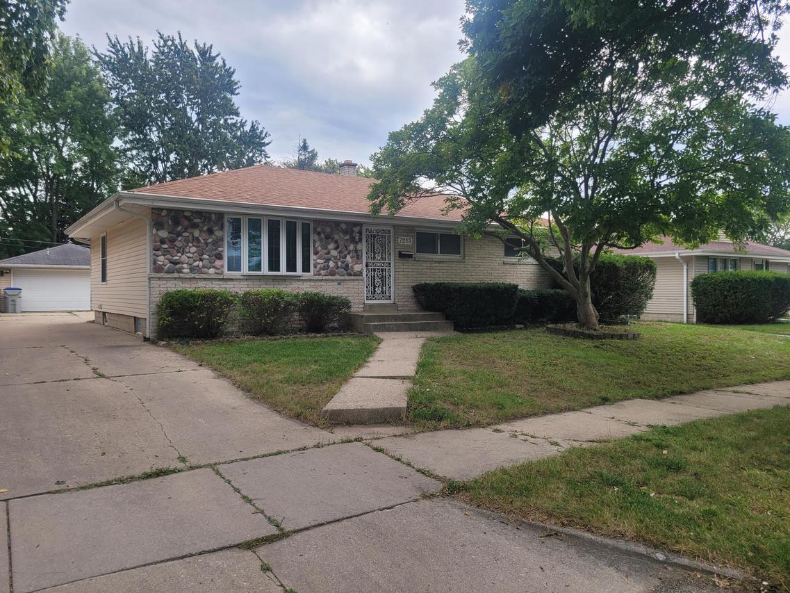 7213 W Cody Cir, Milwaukee, WI 53223