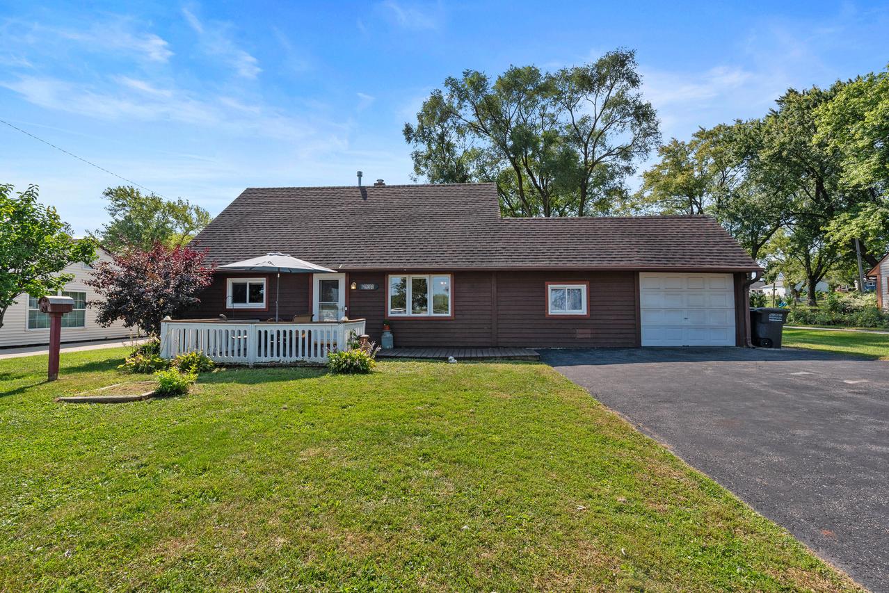6927 W Bottsford Ave, Greenfield, WI 53220